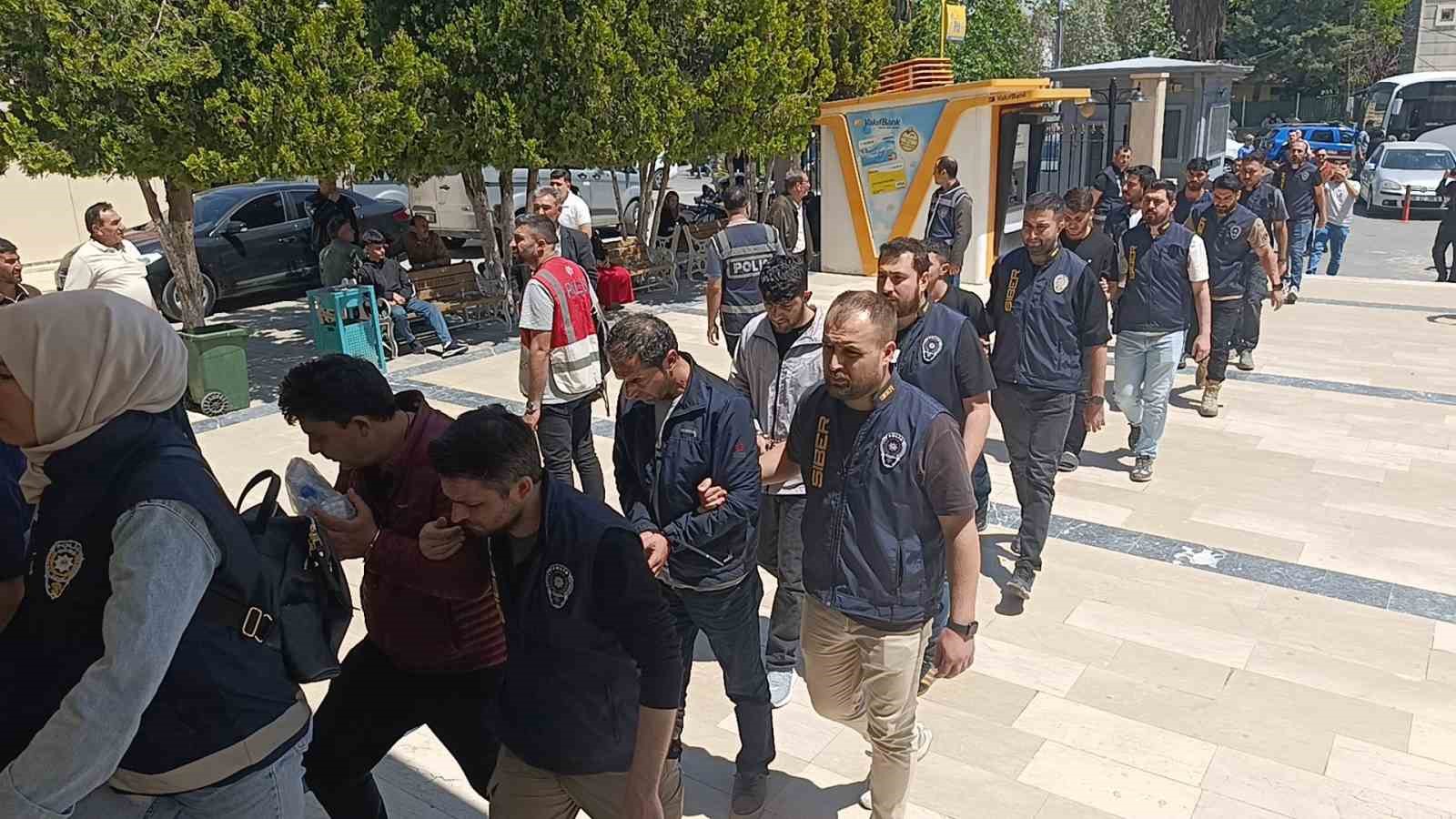 Şanlıurfa merkezli 11 ilde siber dolandırıcılık operasyonu: 42 g&ouml;zaltı

