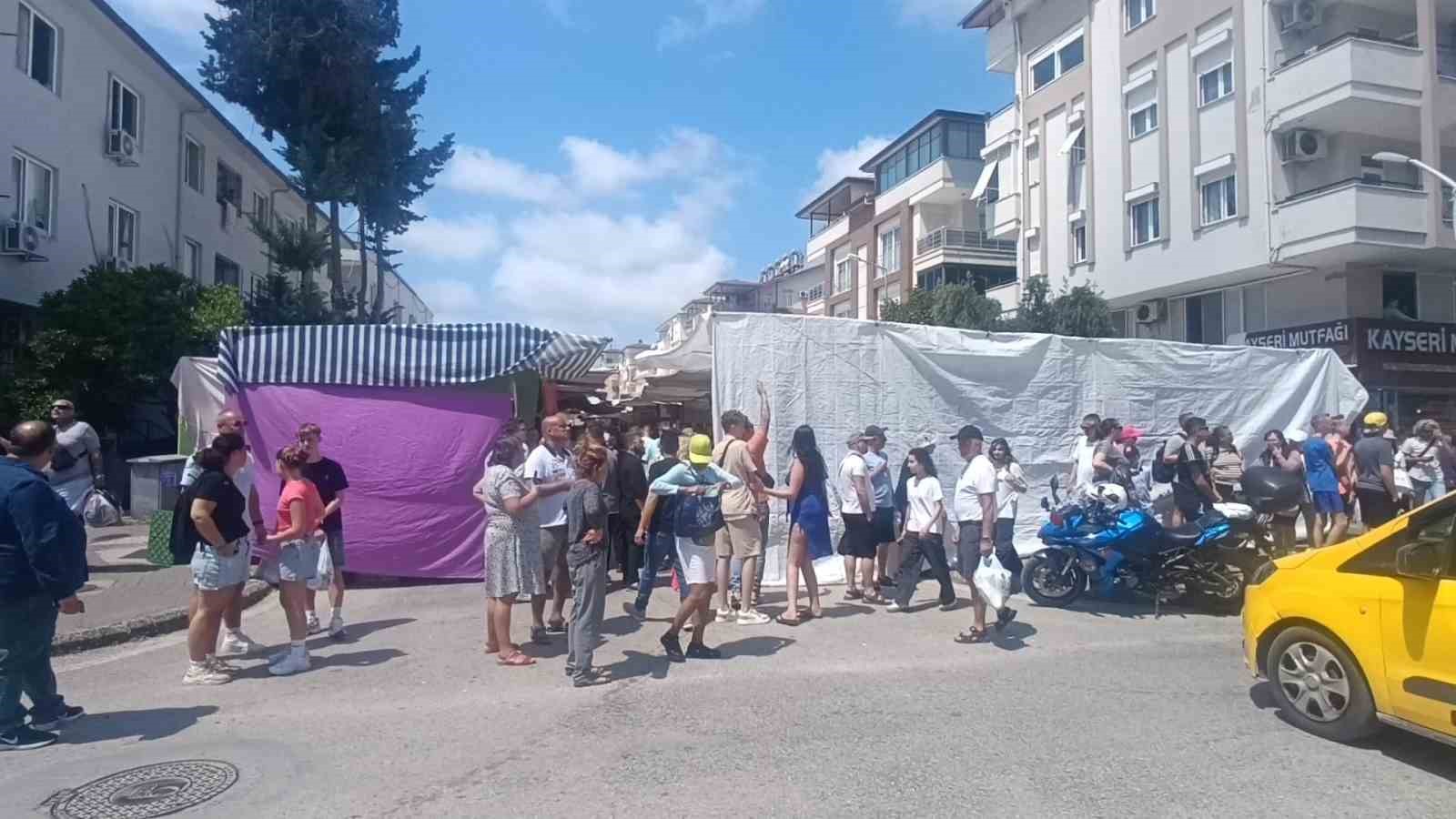 Turistler pazar alışverişini bırakıp yangın g&ouml;r&uuml;nt&uuml;leme yarışına girdi
