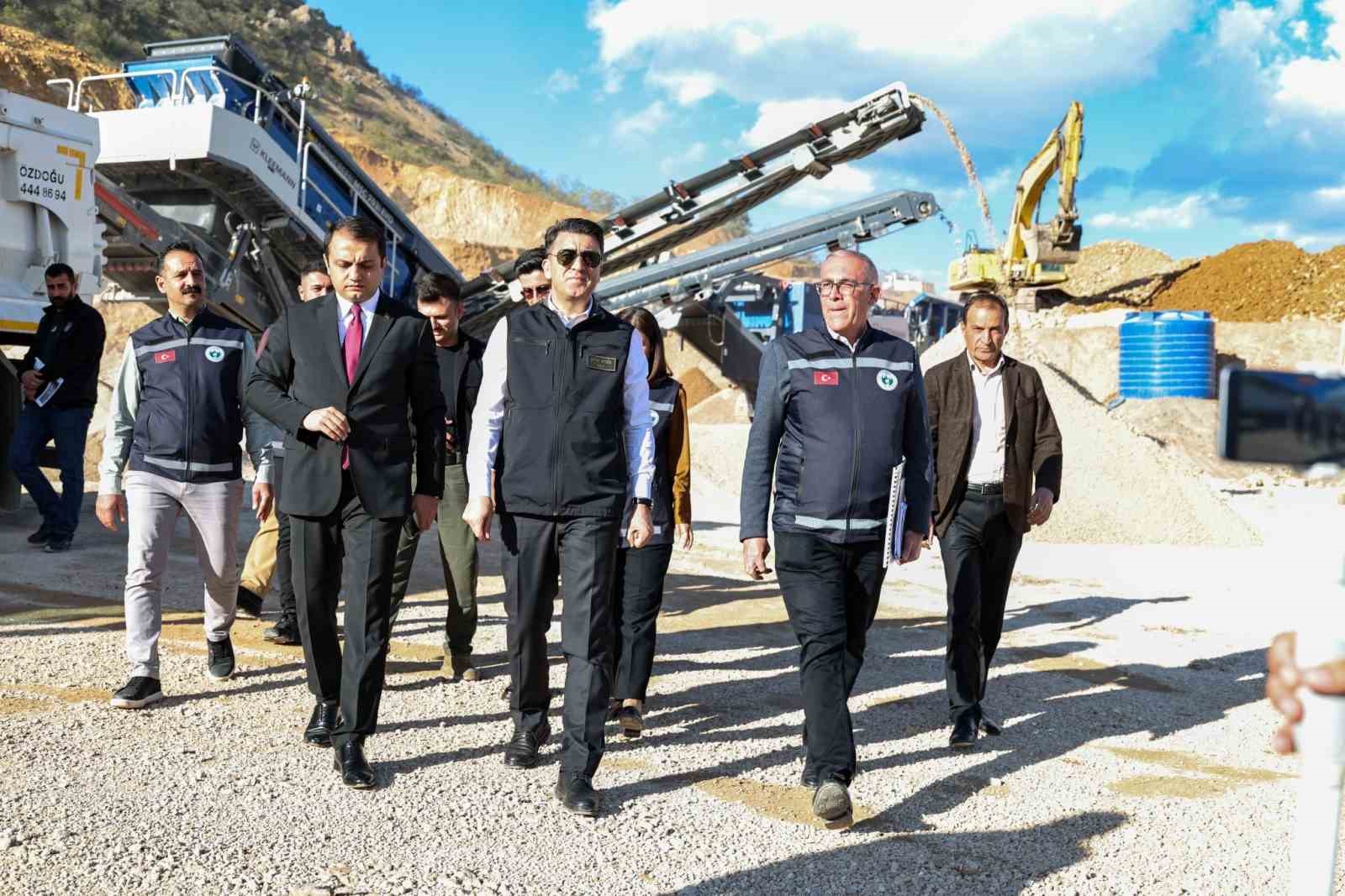 Tunceli&rsquo;de 120 kilometrelik sıcak asfalt hedefi i&ccedil;in dev tesis kuruldu
