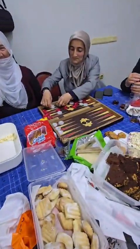 İneg&ouml;l&rsquo;de roller değişti: Erkekler evde, kadınlar kahvede
