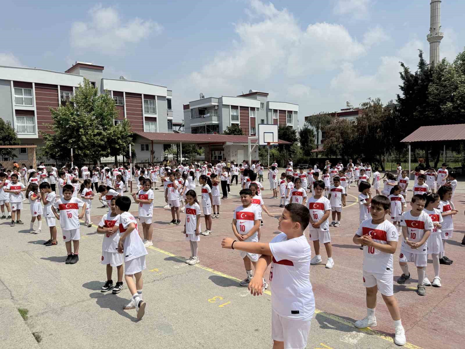 Y&uuml;zlerce &ouml;ğrenciden Arda G&uuml;ler&rsquo;e "10 numara" davet
