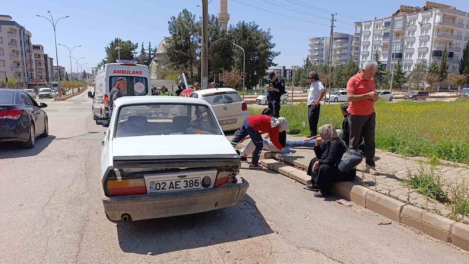 Kontrolden &ccedil;ıkan otomobil ışıklarda bekleyen ara&ccedil;lara &ccedil;arptı: 3 yaralı
