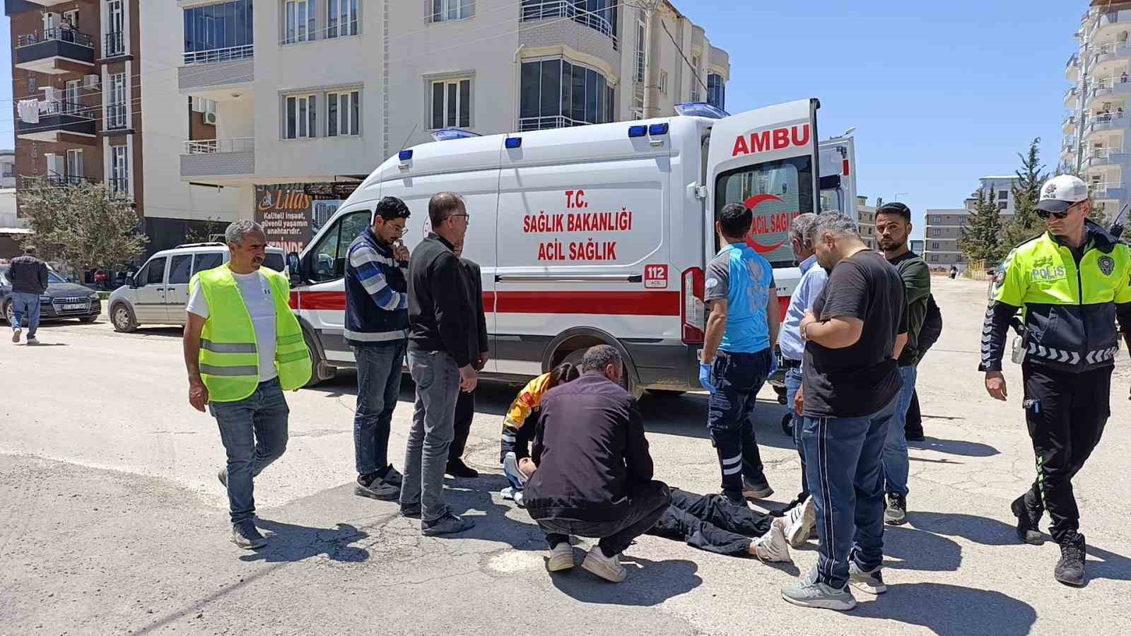 Hafif ticari ara&ccedil;la &ccedil;arpışan motosiklet s&uuml;r&uuml;c&uuml;s&uuml; yaralandı
