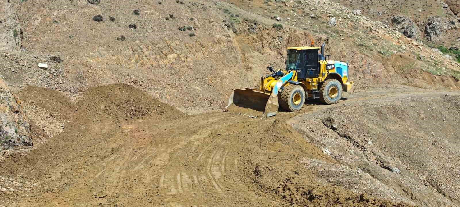 Kulp&rsquo;ta &ccedil;ığ ve heyelan nedeniyle hasar g&ouml;ren yollar onarılıyor
