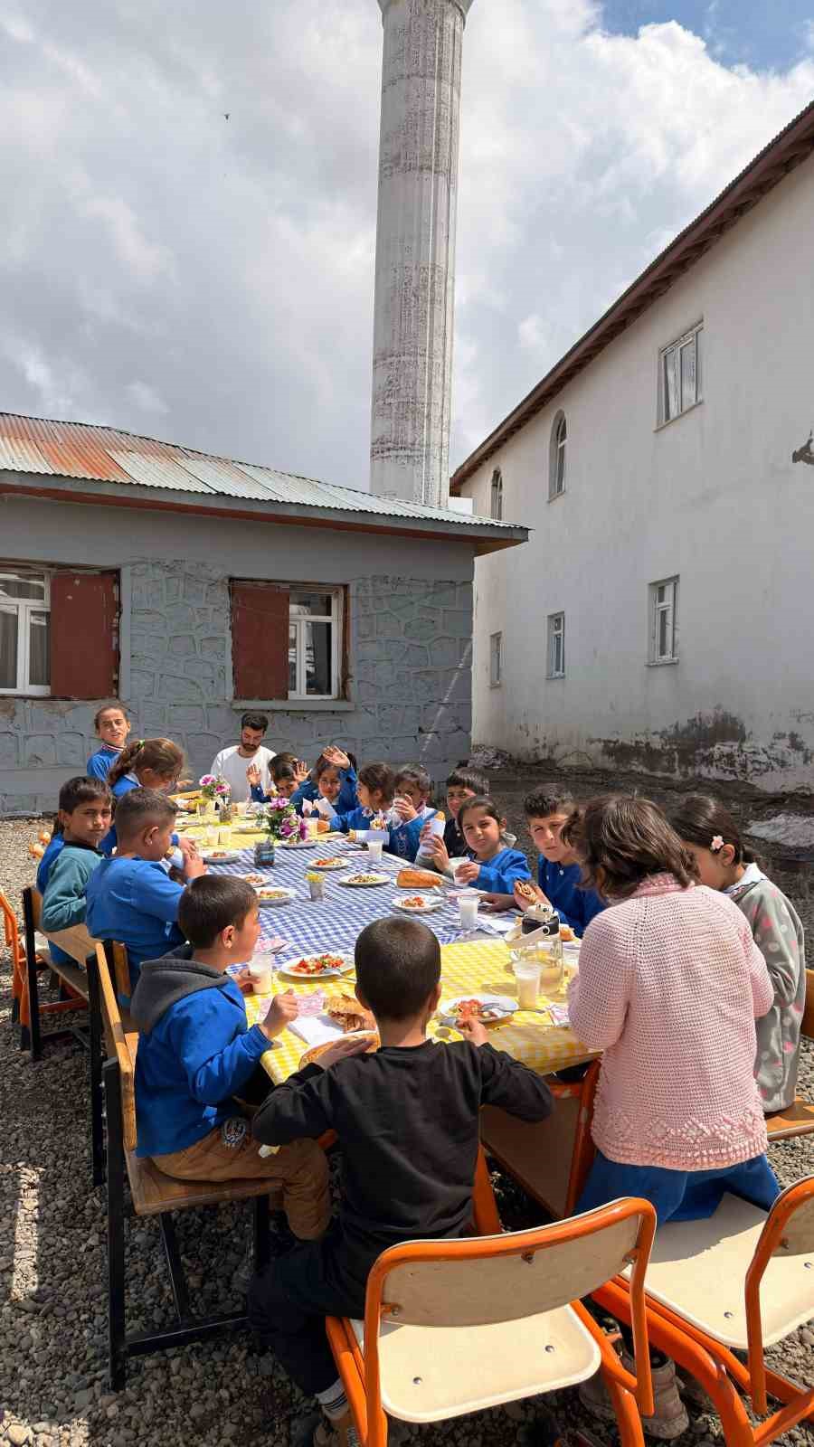 Ağrı&rsquo;da &ouml;ğrenciler baharı mangalla karşıladı
