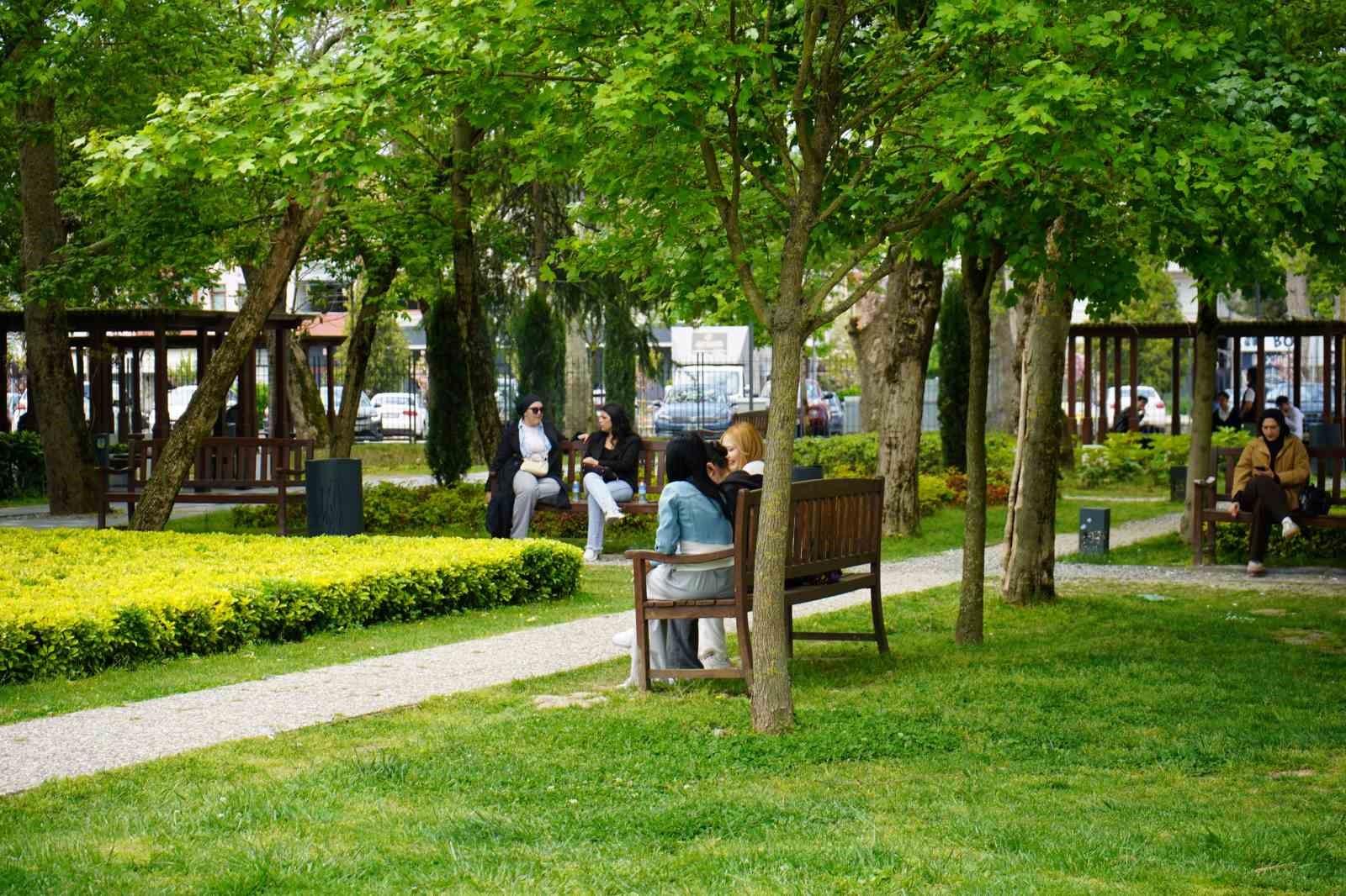 Sakarya’da güneşli havayı fırsat bilen vatandaşlar park ve caddelere akın etti