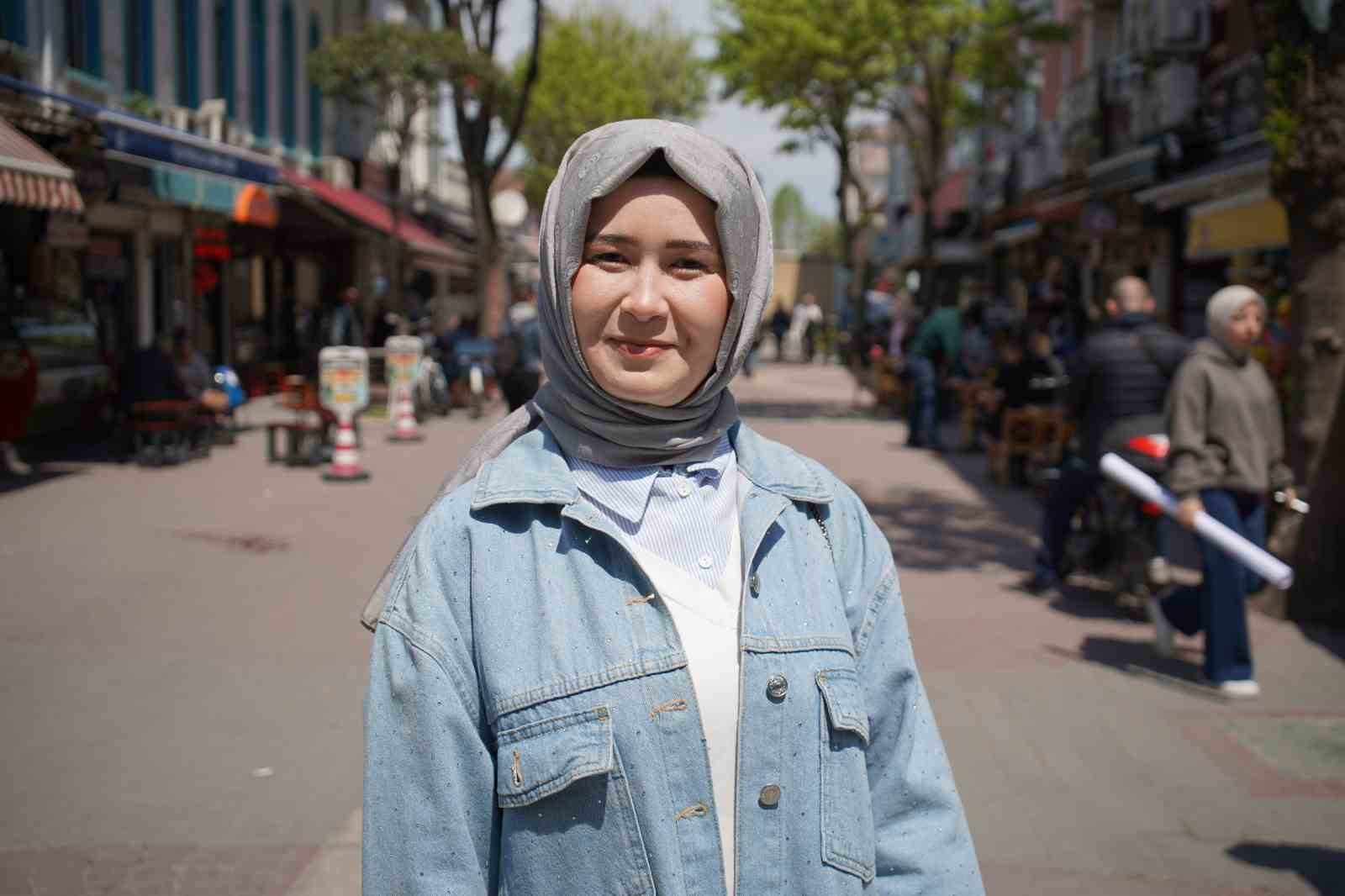 Sakarya&rsquo;da g&uuml;neşli havayı fırsat bilen vatandaşlar park ve caddelere akın etti
