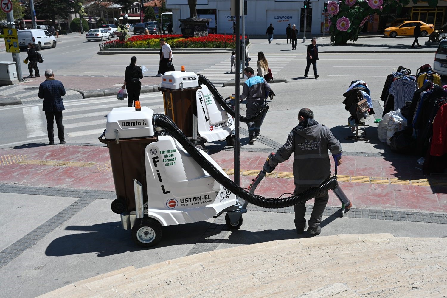 Ak&uuml;l&uuml; s&uuml;p&uuml;rgeler Isparta sokaklarında
