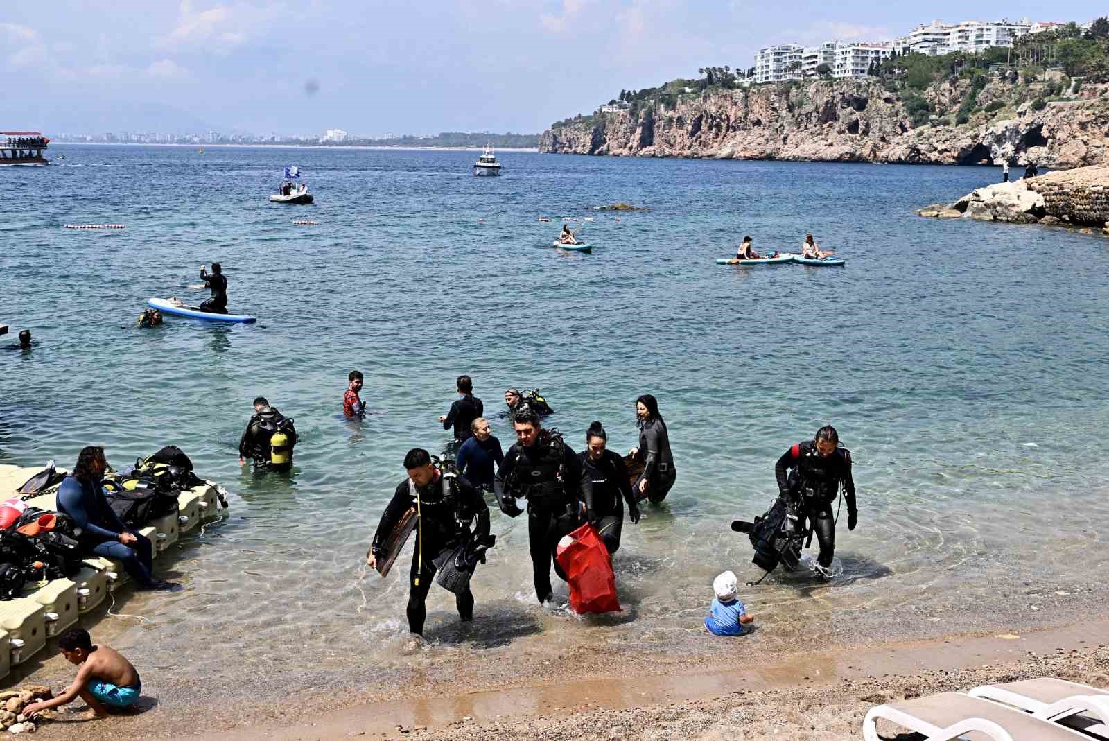Mermerli Plajı&rsquo;nda deniz dibi temizliği
