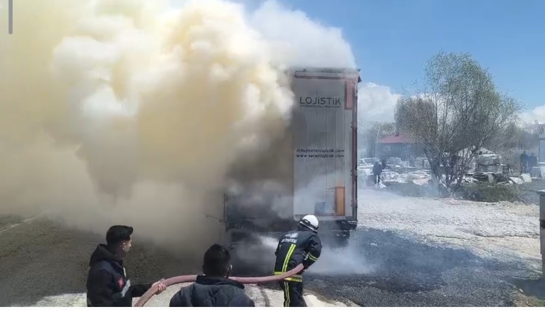Van&rsquo;da seyir halindeki tırın dorsesi yandı
