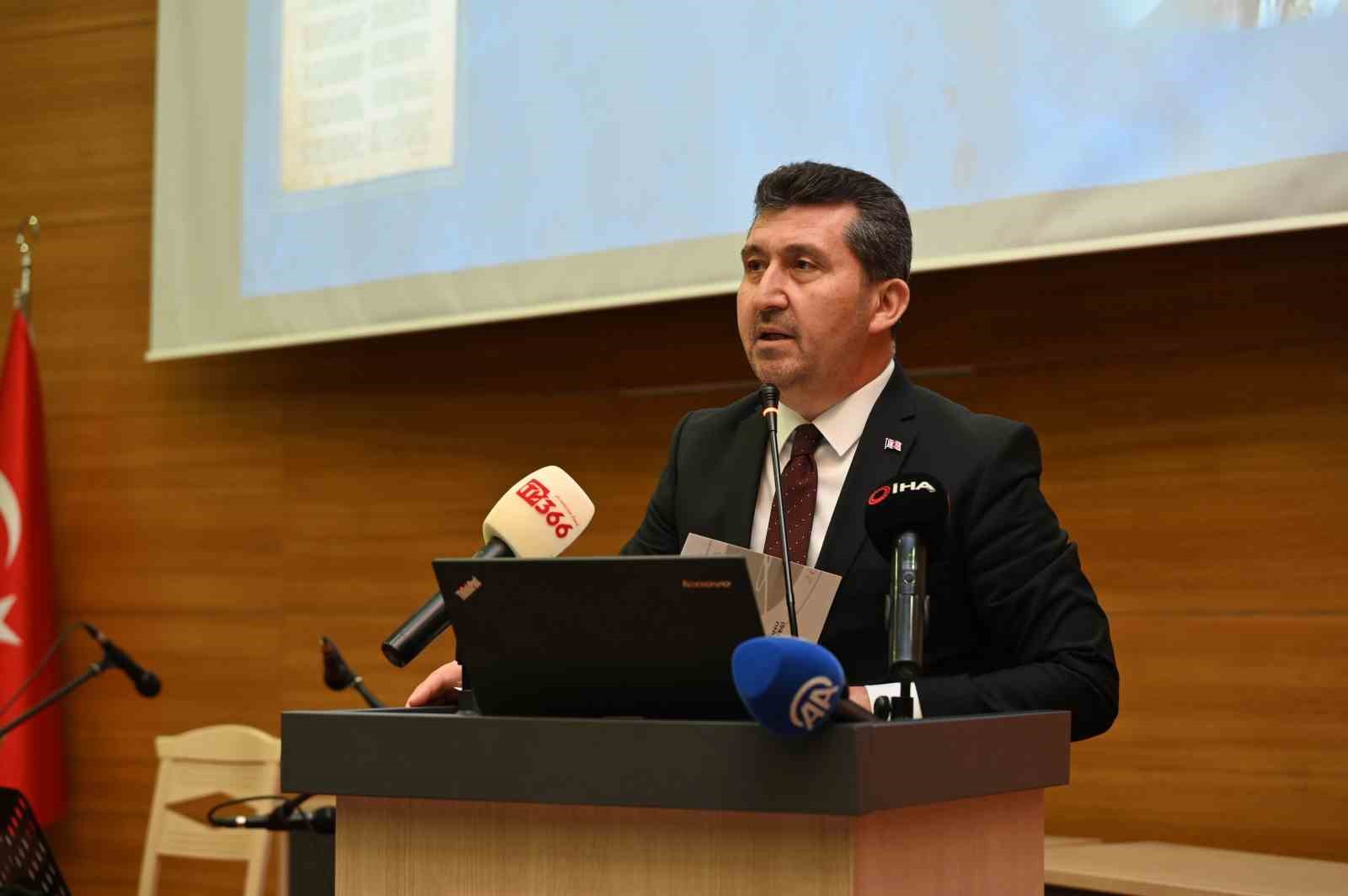 Prof. Dr. Ahmet Hamdi Topal: "Akif toplumu etkileyen b&uuml;y&uuml;k krizler karşısında cesareti &ouml;ne &ccedil;ıkarmıştır"
