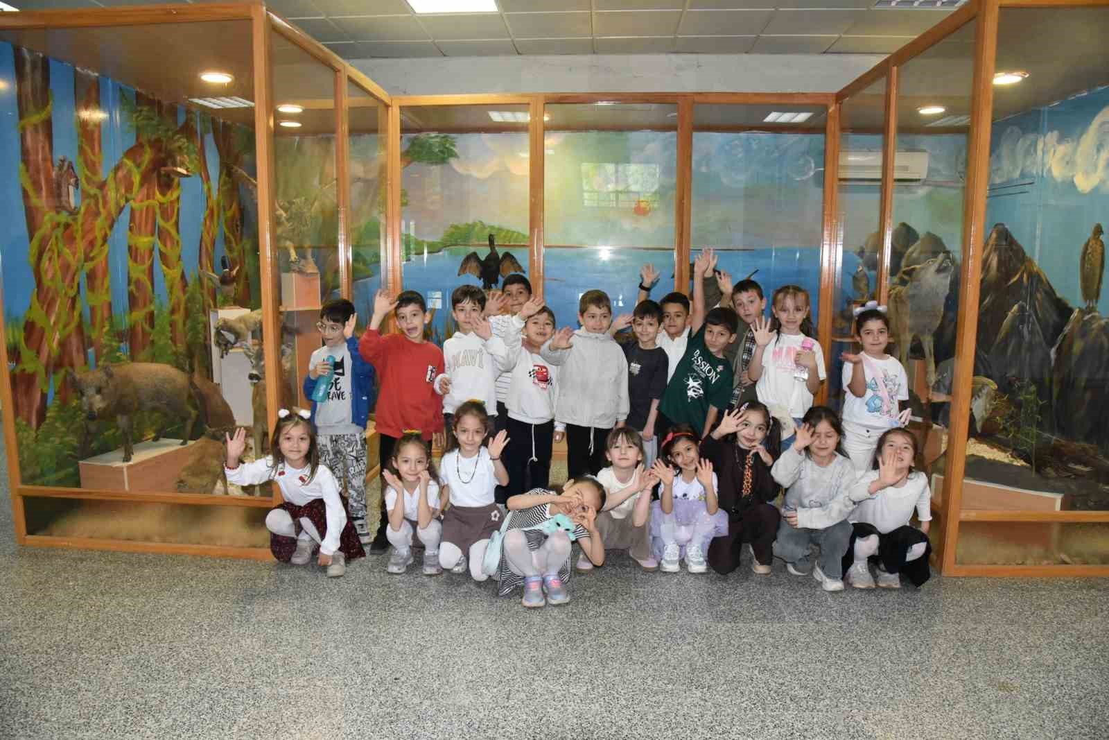 &Ouml;ğrenciler dondurulmuş hayvan m&uuml;zesini yakından inceledi
