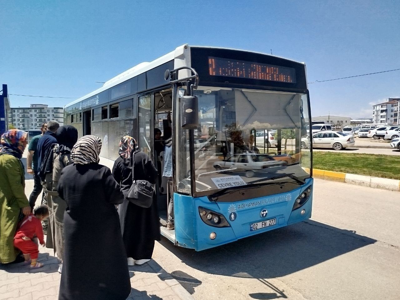 Halk otob&uuml;s&uuml; şof&ouml;r&uuml; fenalaşan yolcu i&ccedil;in direksiyonu hastaneye &ccedil;evirdi
