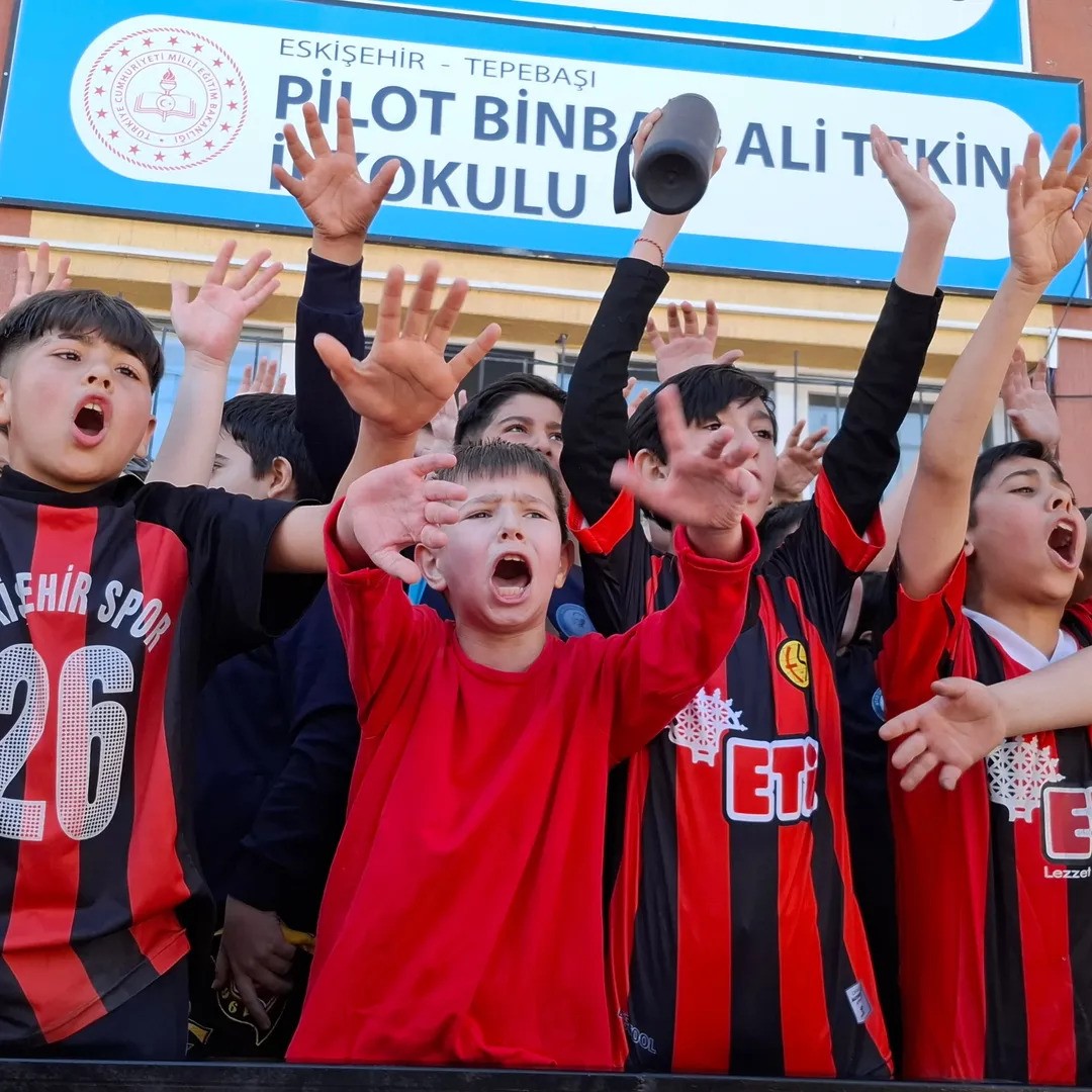 Okula Eskişehirsor formasıyla gelip teneff&uuml;slerde yaptıkları tezah&uuml;ratlarla takımlarının başarısını kutladılar
