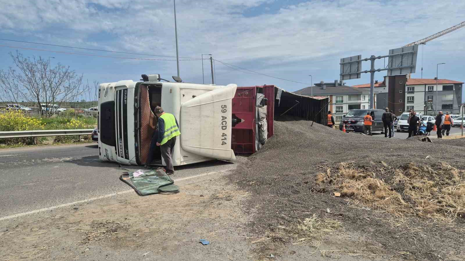 Tekirdağ&rsquo;da ay&ccedil;i&ccedil;eği &ccedil;ekirdeği y&uuml;kl&uuml; tır devrildi, trafik kilitlendi
