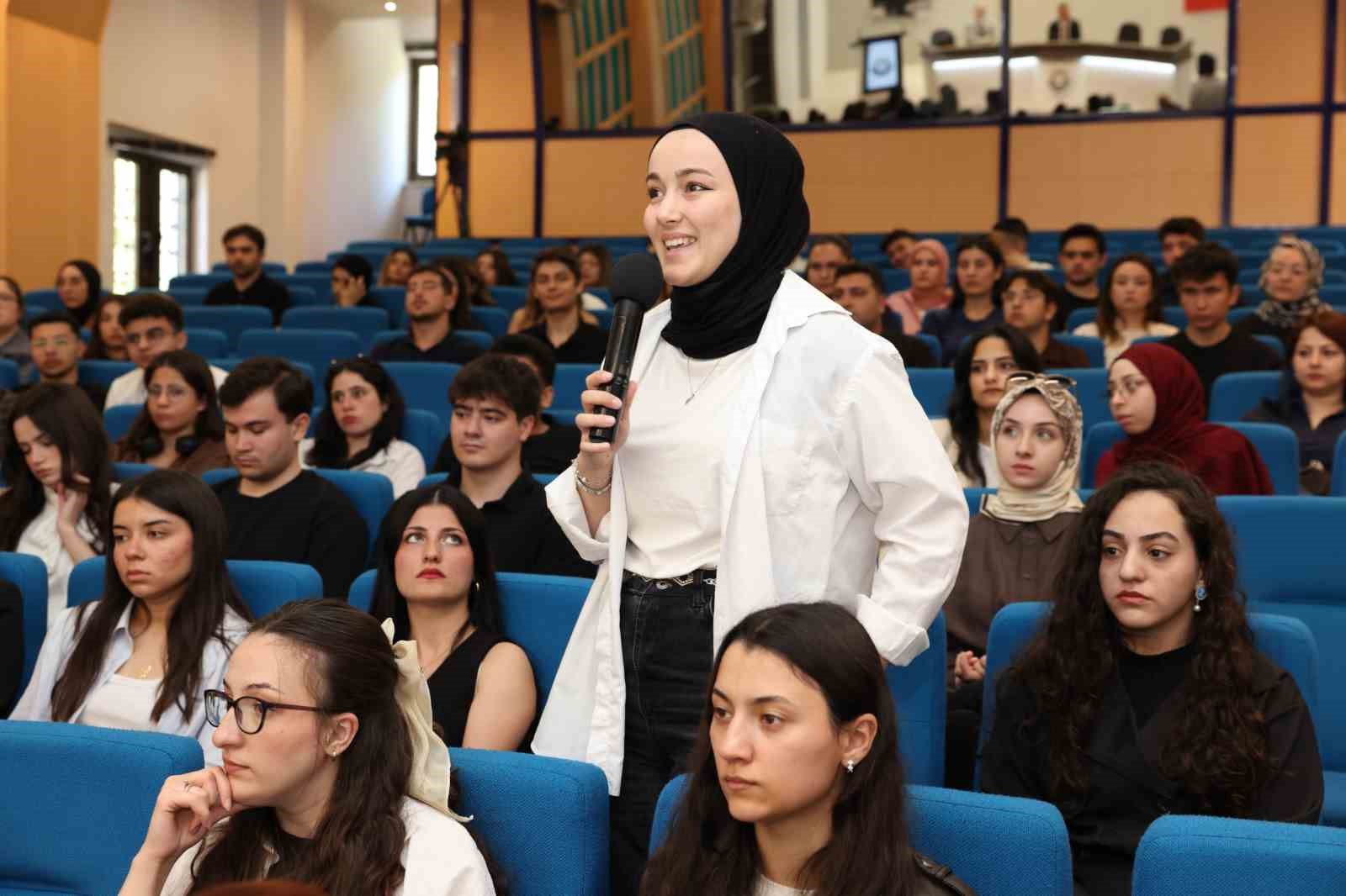 &Uuml;niversiteli &ouml;ğrenciler Denizli OSB Y&ouml;netim Kurulu Başkanı Selim Yaymanoğlu ile buluştu
