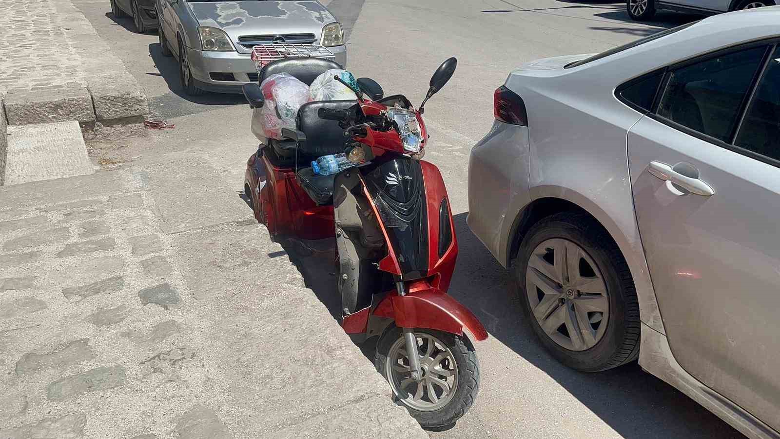 Elektrikli bisiklet park halindeki otomobile &ccedil;arptı
