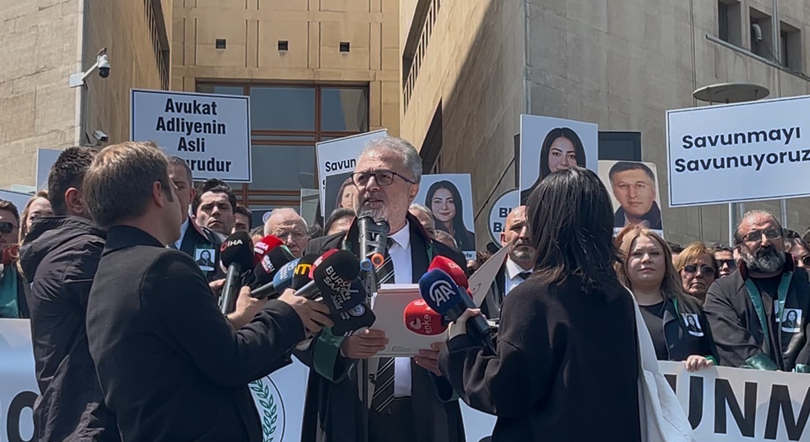 Hukuk camiası Bursa&rsquo;da  gen&ccedil; avukat i&ccedil;in adalet y&uuml;r&uuml;y&uuml;ş&uuml; d&uuml;zenlendi
