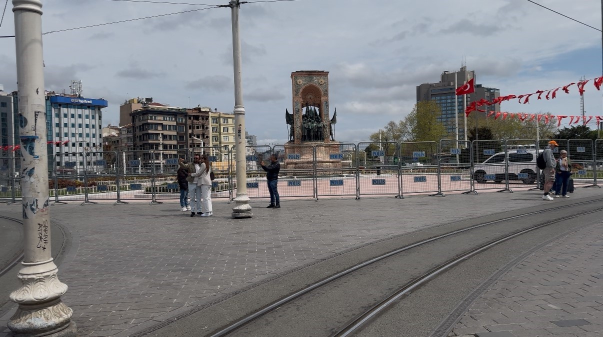 Taksim Meydanı ve İstiklal Caddesi&rsquo;ne &ccedil;ıkan yollarda 1 Mayıs tedbirleri
