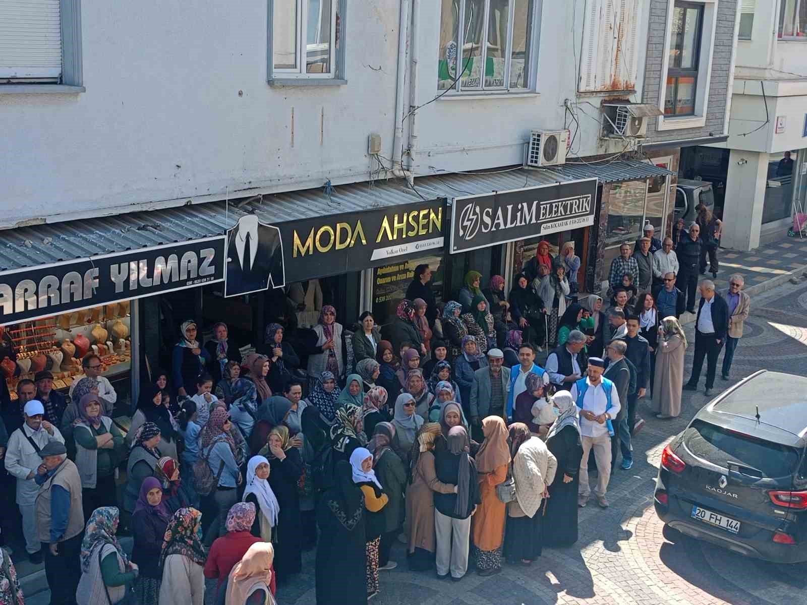 &Ccedil;ine&rsquo;de hacı adayları dualarla uğurlandı
