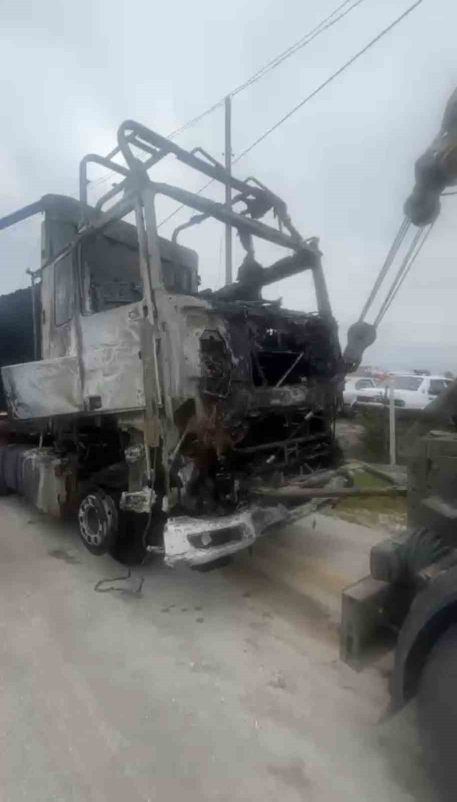 Alev topuna d&ouml;nen tırdan atlayarak kurtuldu, tamirciden şikayet&ccedil;i oldu
