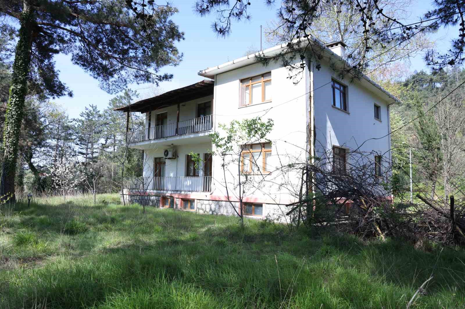 Rekt&ouml;r &Ouml;z&ouml;l&ccedil;er, Teoman Duralı&rsquo;nın &Ccedil;ocukluk Evinde İncelemelerde Bulundu
