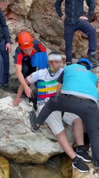 Kayalıklardan d&uuml;şerek yaralanan şahıs i&ccedil;in ekipler alarma ge&ccedil;ti
