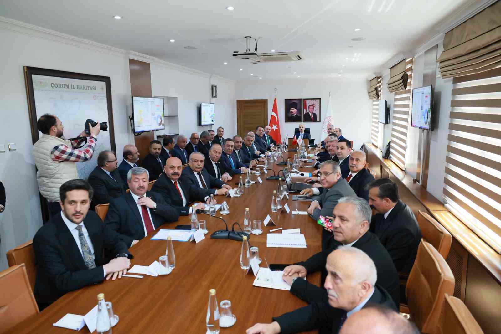 Bakan Uraloğlu, &Ccedil;orum&rsquo;da ziyaretlerde bulundu
