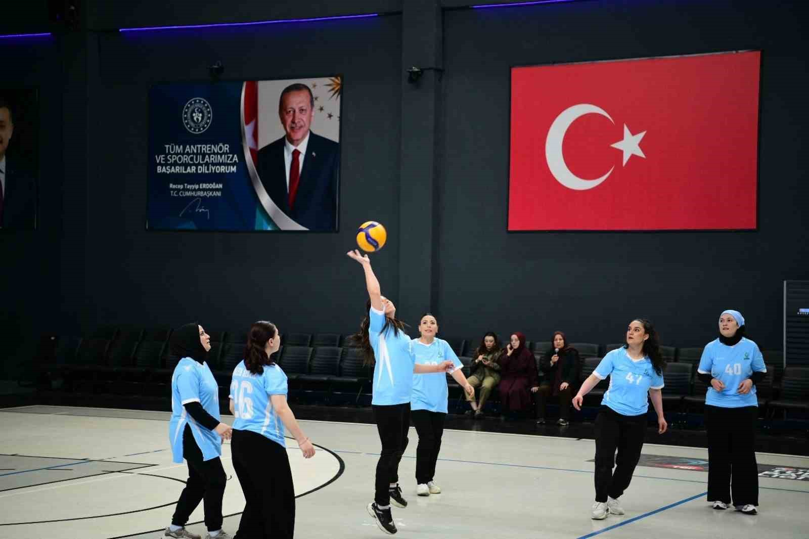 &Ccedil;ayırova&rsquo;da kadınlar voleybol dostluk ma&ccedil;ında buluştu
