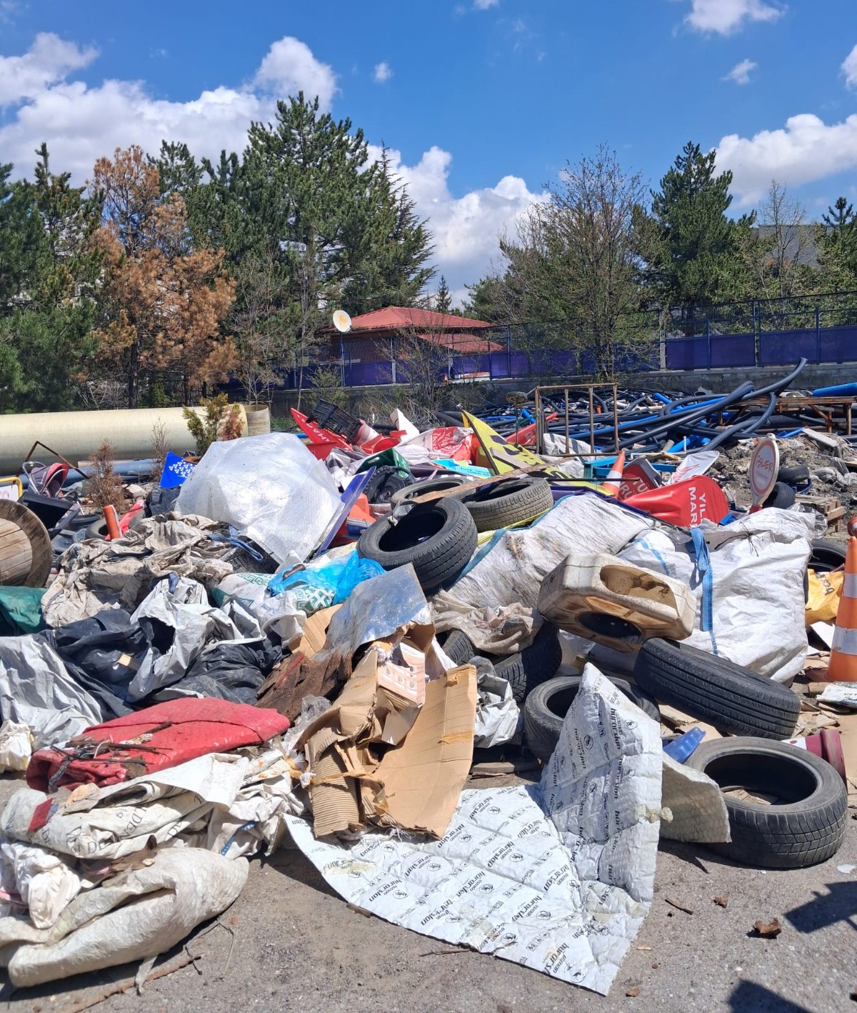 Sivas Belediyesi zabıta ekipleri kaldırım işgallerine g&ouml;z a&ccedil;tırmıyor
