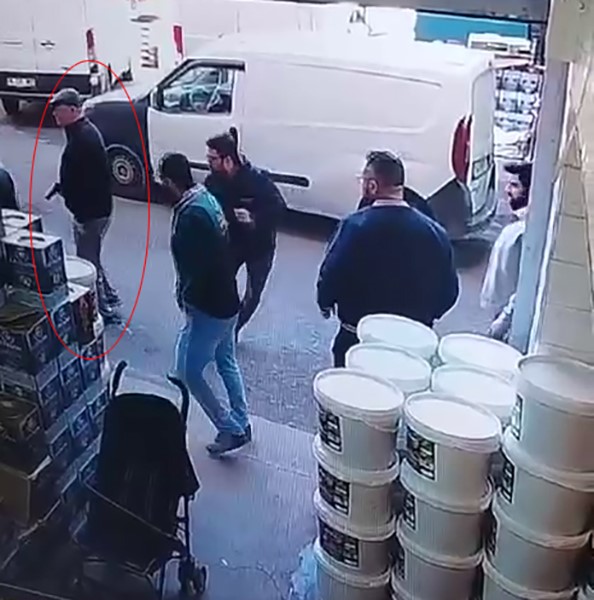 Bayrampaşa&rsquo;da baba ve oğlu, eski &ccedil;alışanın iş yerini bastı; iş g&ouml;r&uuml;şmesine gelen kişi vuruldu
