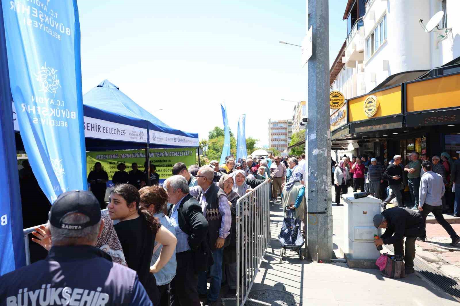 Aydın B&uuml;y&uuml;kşehir Belediyesi binlerce fideyi Nazilli&rsquo;de vatandaşlara dağıttı
