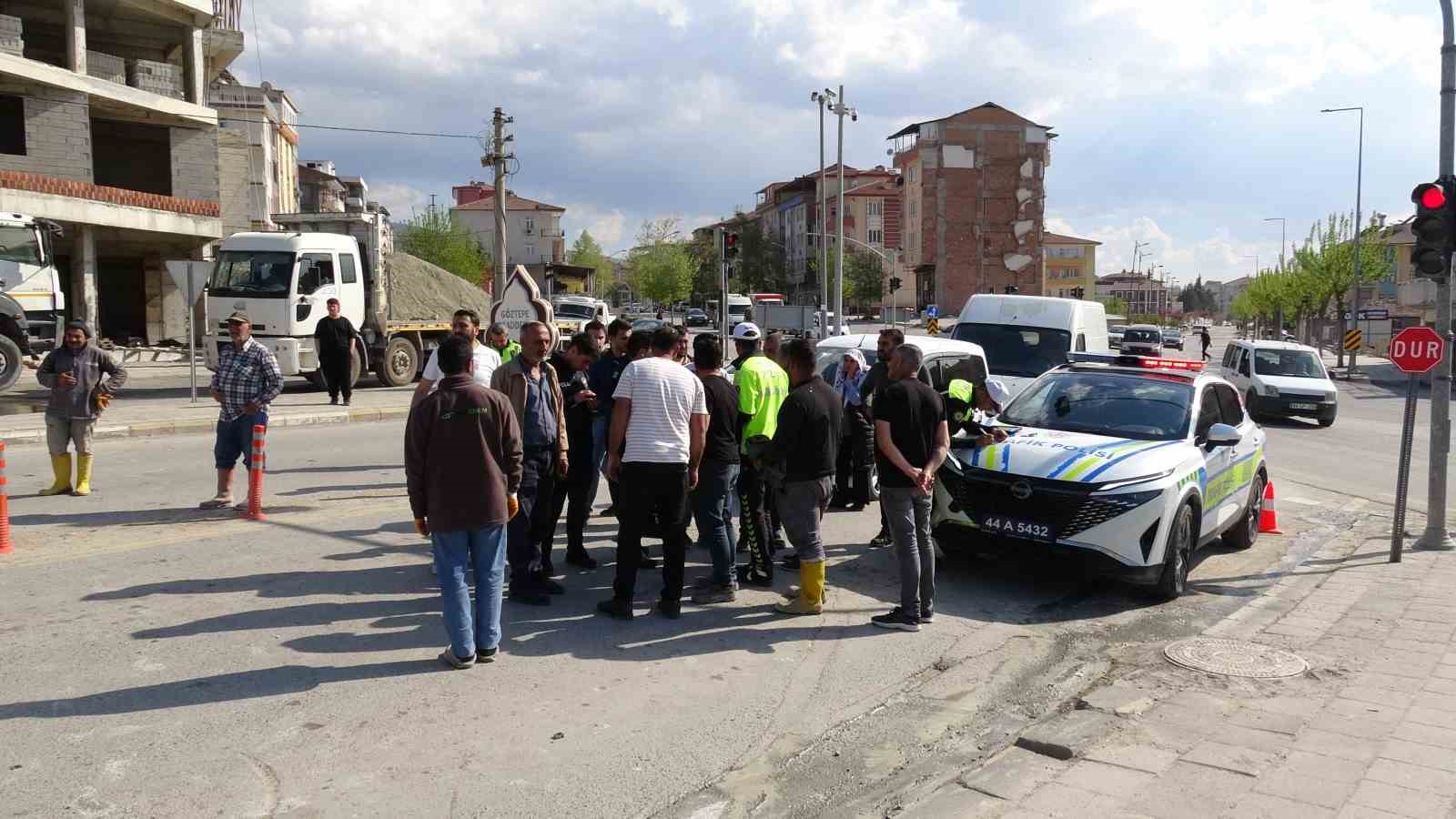 Malatya&rsquo;da beton pompası devrildi, faciadan d&ouml;n&uuml;ld&uuml;
