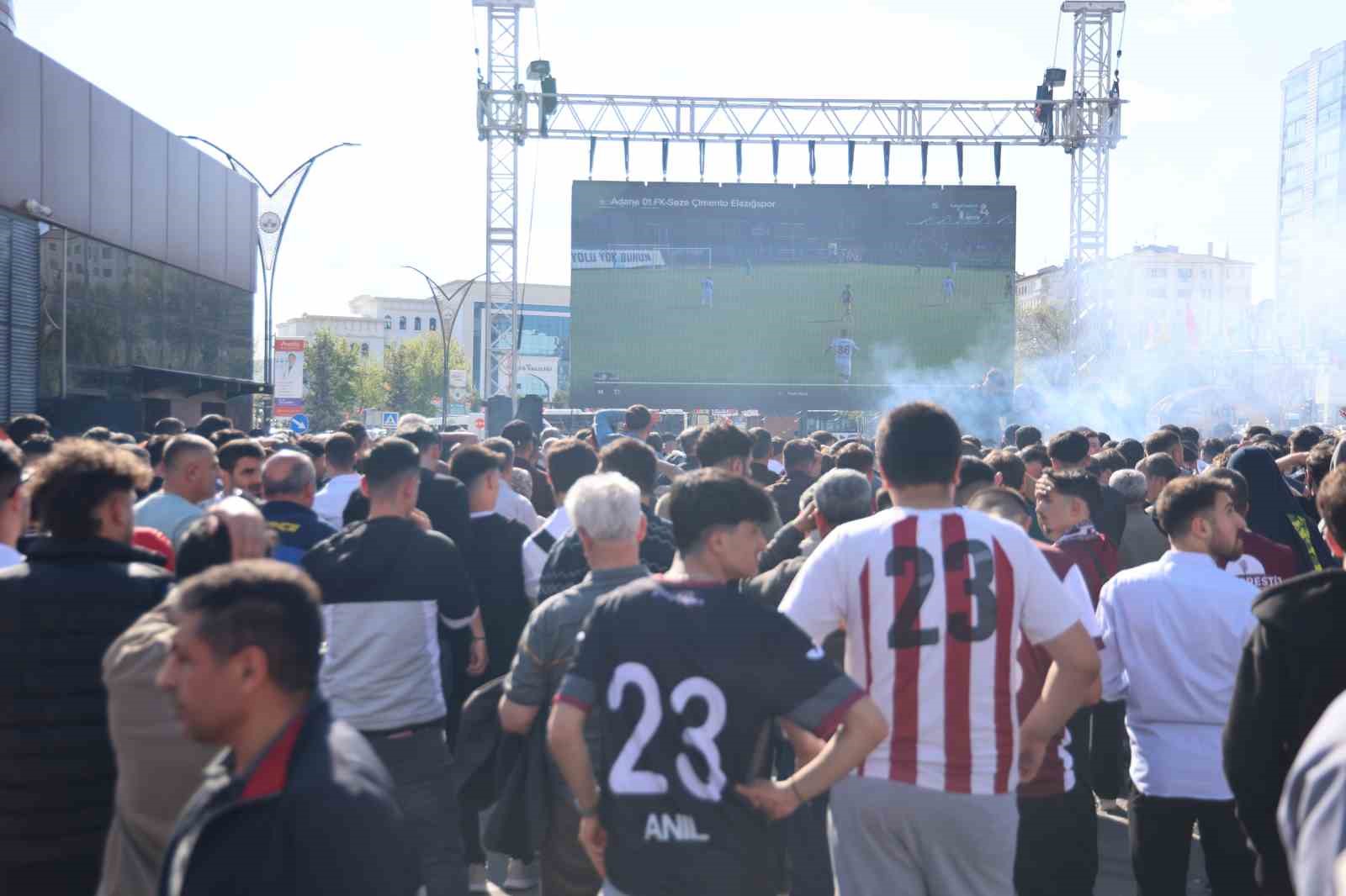 Taraftarlar Elazığspor ma&ccedil;ını kentin g&ouml;beğinde dev ekrandan izledi
