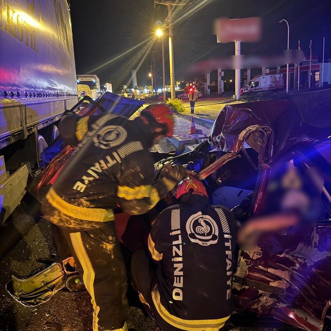 Tıra yandan &ccedil;arpan otomobilde 1 kişi &ouml;ld&uuml;, 1 kişi ağır yaralandı
