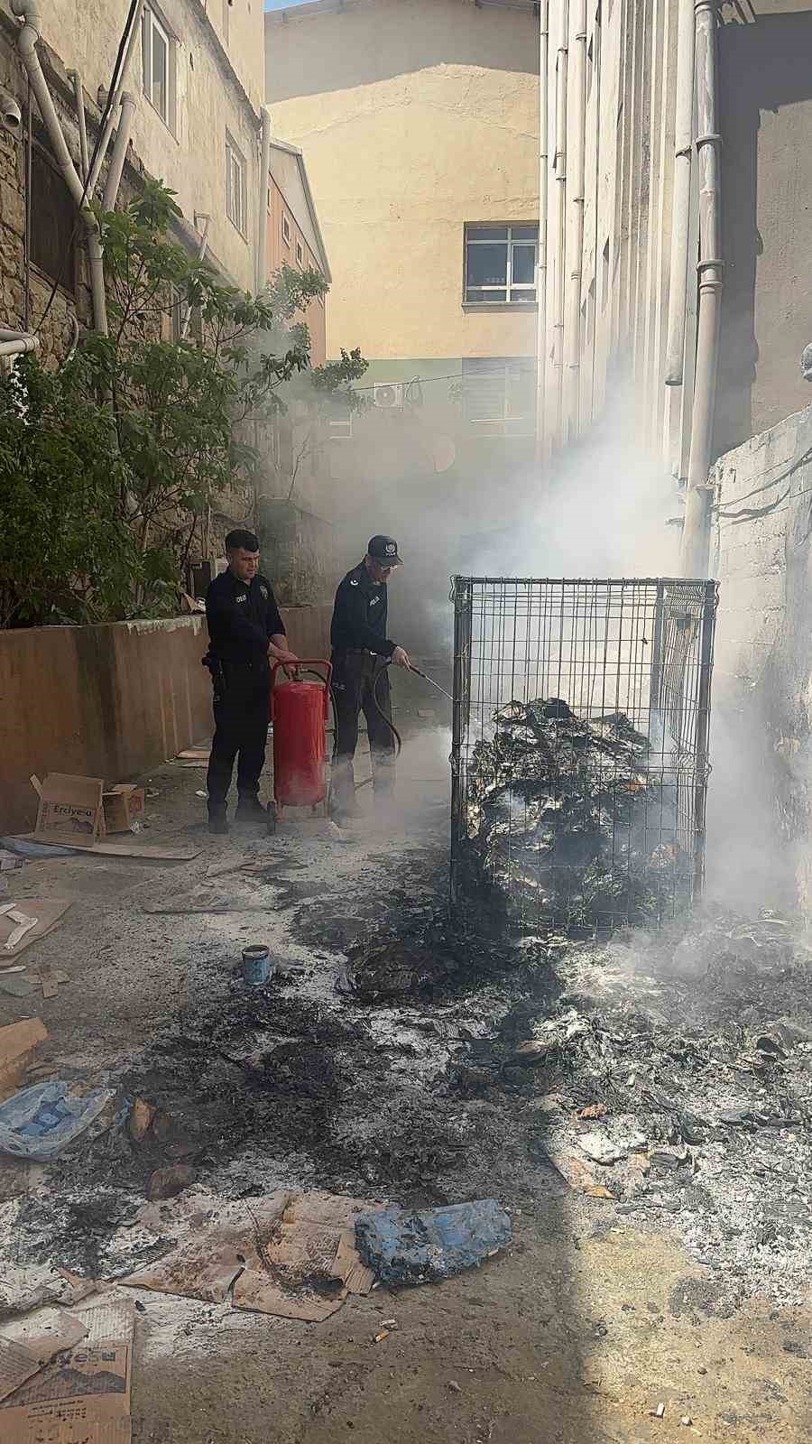 Adana&rsquo;da polis ekiplerinin m&uuml;dahalesi yangının b&uuml;y&uuml;mesini &ouml;nledi
