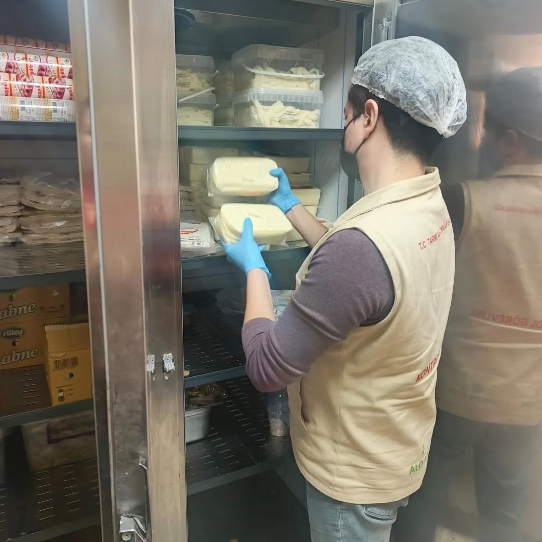 Aydın&rsquo;da 11 ton s&uuml;t &uuml;r&uuml;n&uuml; imha edildi
