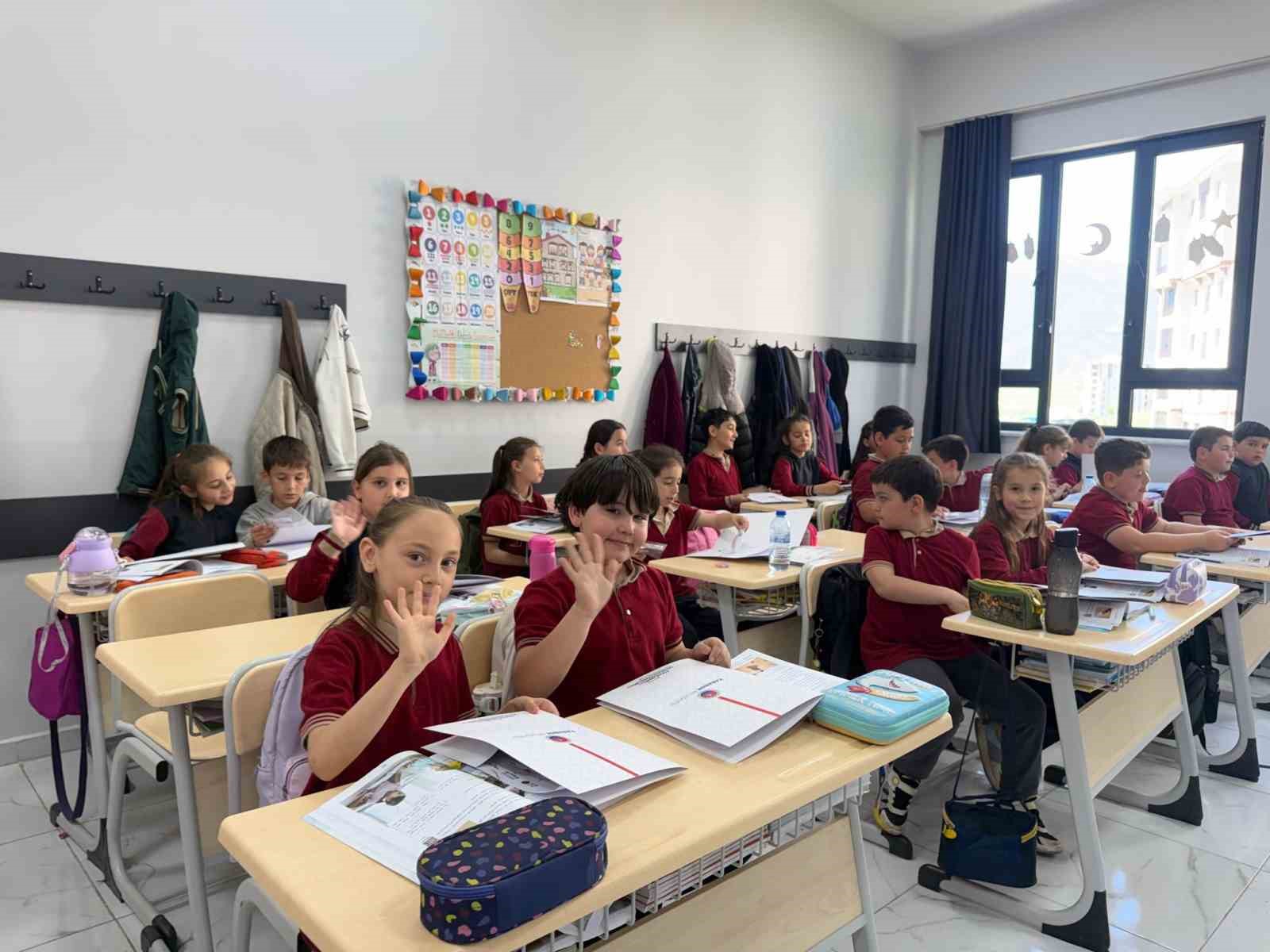 Minik &ouml;ğrencilerden anlamlı proje: kapı kapı dolaşıp atık pil topladılar
