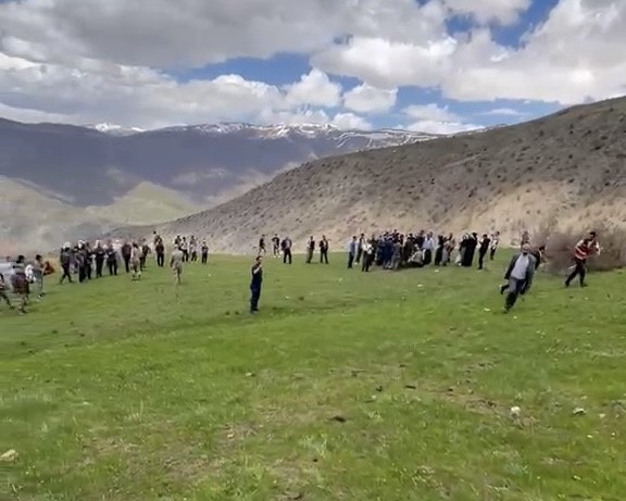 Bitlis&rsquo;te kayalıklardan d&uuml;şen gen&ccedil; i&ccedil;in helikopter ambulans havalandı
