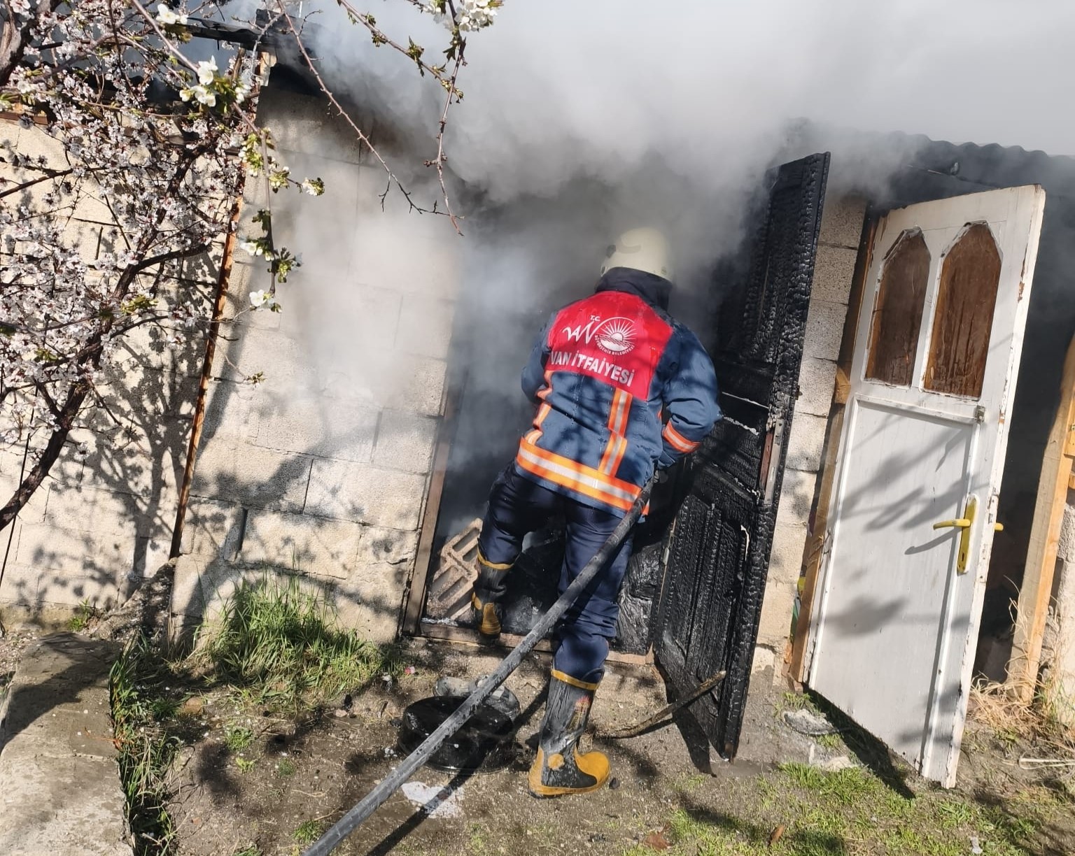 Tuşba&rsquo;da odunluk yangını
