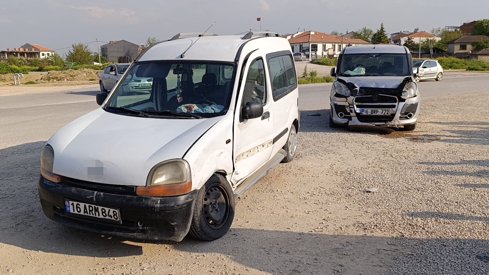 Bursa&rsquo;da iki ara&ccedil; &ccedil;arpıştı: 3 kişi yaralandı
