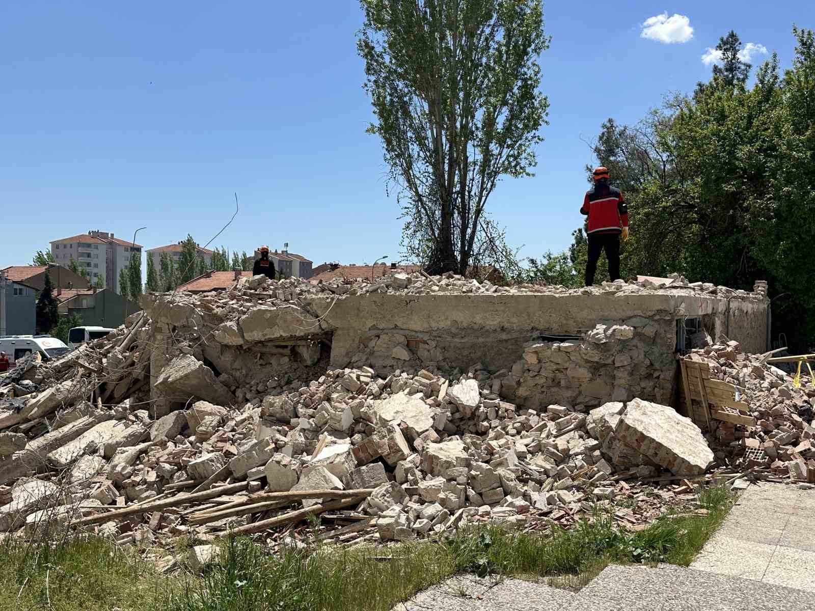 Uşak&rsquo;ta ger&ccedil;eği aratmayan deprem tatbikatı ger&ccedil;ekleştirildi
