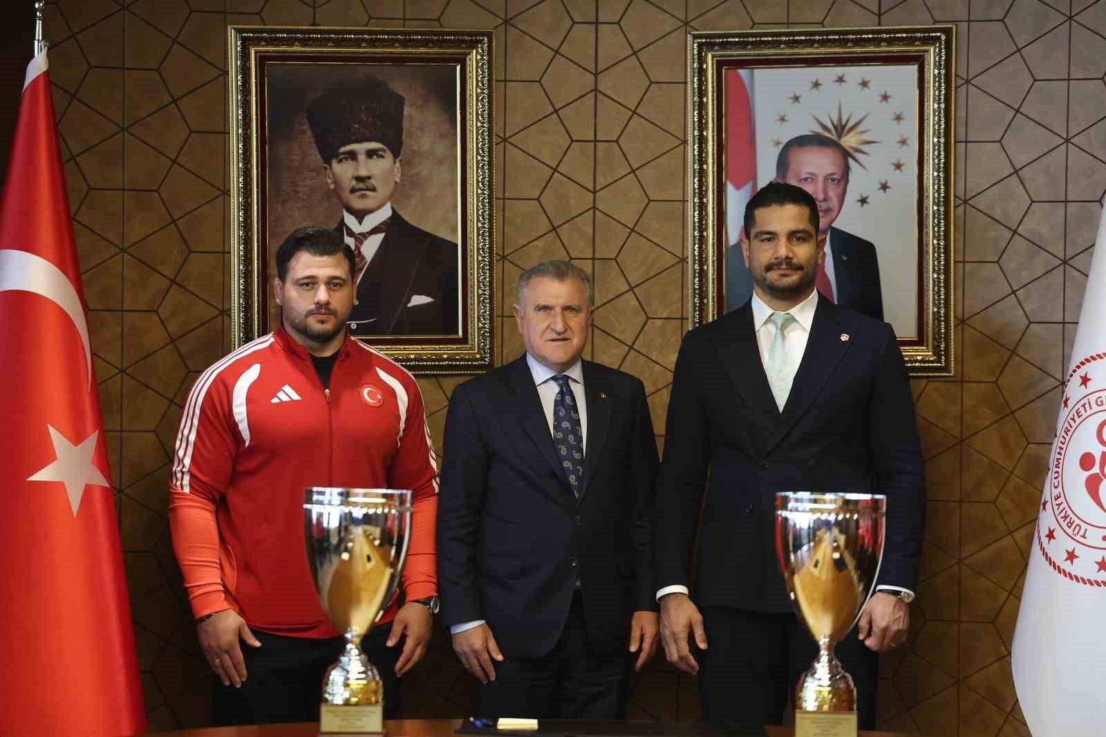 Bakan Bak, Avrupa şampiyonu milli g&uuml;reş&ccedil;ileri ağırladı
