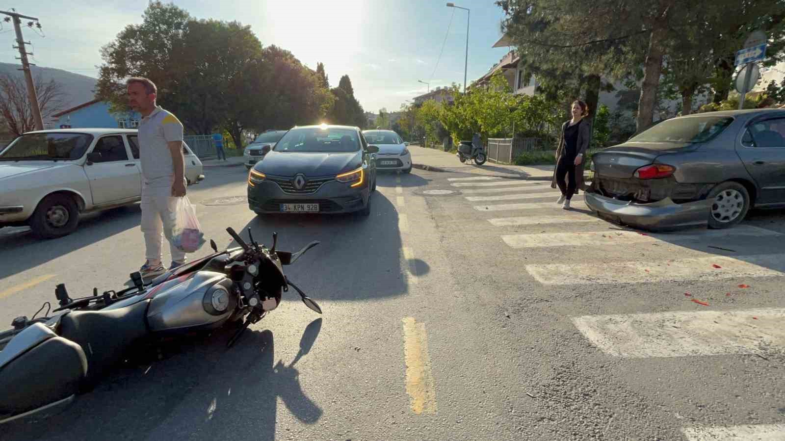 Menteşe&rsquo;de ara&ccedil;lar birbirine girdi: 2 yaralı
