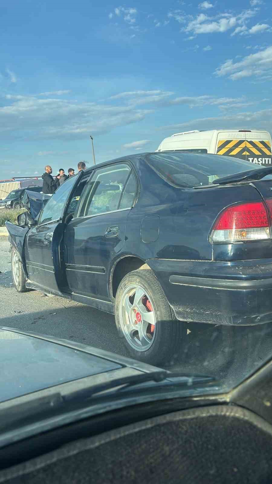 Otomobil ile iş&ccedil;i servisi &ccedil;arpıştı: 6 yaralı
