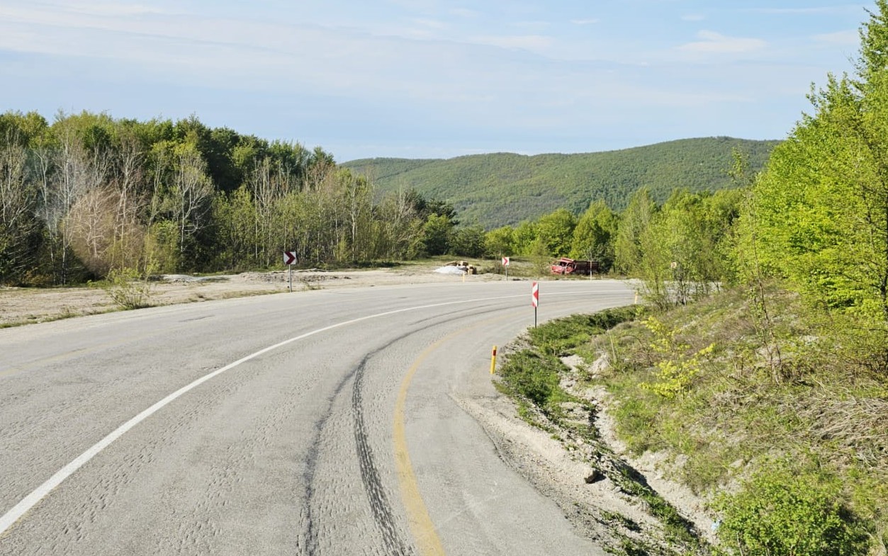 Freni boşalan kamyon başka bir kamyona &ccedil;arptı: 1 yaralı
