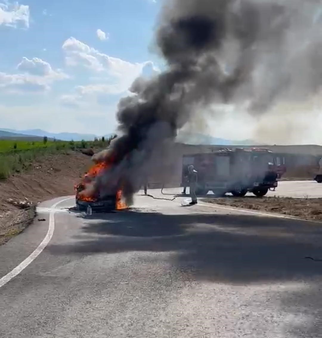 Ankara&rsquo;da seyir halindeki ara&ccedil;ta yangın &ccedil;ıktı
