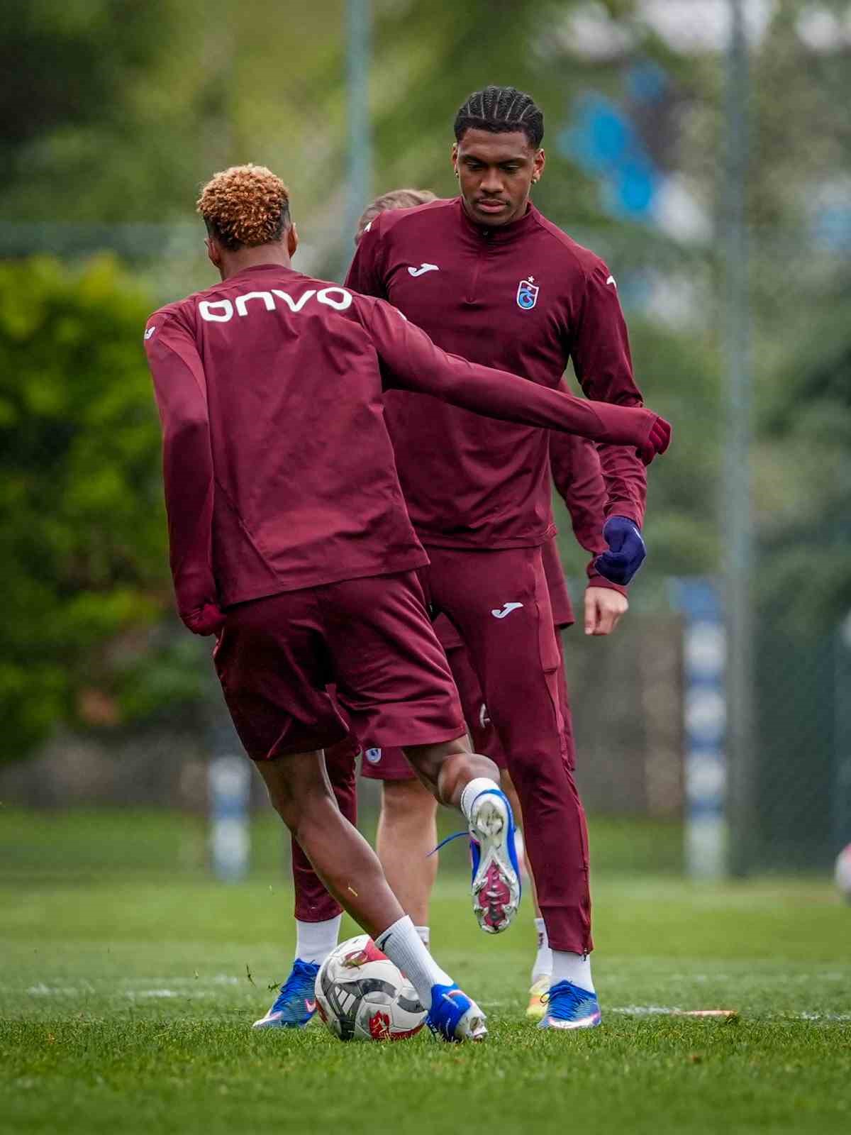 Trabzonspor, G&ouml;ztepe ma&ccedil;ı hazırlıklarını s&uuml;rd&uuml;rd&uuml;
