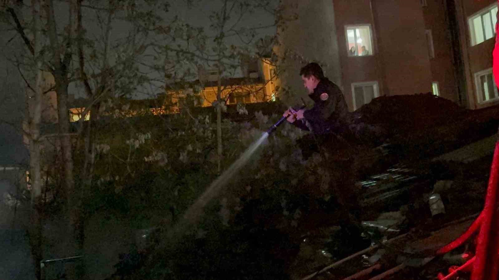 Patlama sesleri gelen gecekondu bah&ccedil;esinde &ccedil;ıkan yangın yan binaya sı&ccedil;radı
