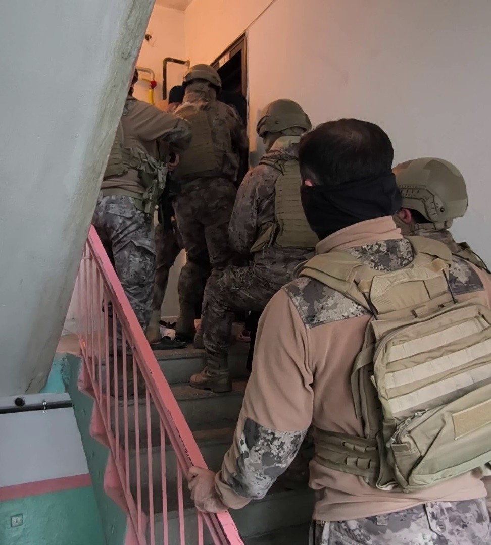 Siber su&ccedil; makineleri 50&rsquo;den fazla dosyadan aranıyordu, Sivas&rsquo;ta yakalandılar
